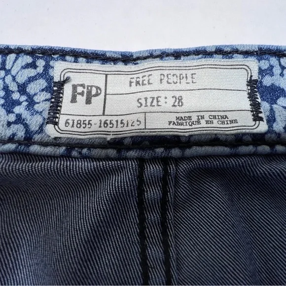 ❤️💜💙💛 FREE PEOPLE Blue Float On Flare Jeans Embroidered Paisley Jeans Size 28 - Picture 9 of 16